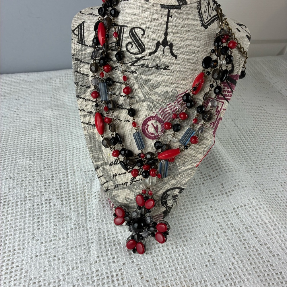 Elegant Red and Black Beaded Necklace vintage acrylic